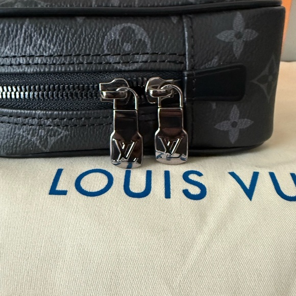 Louis Vuitton - Picture 5 of 8